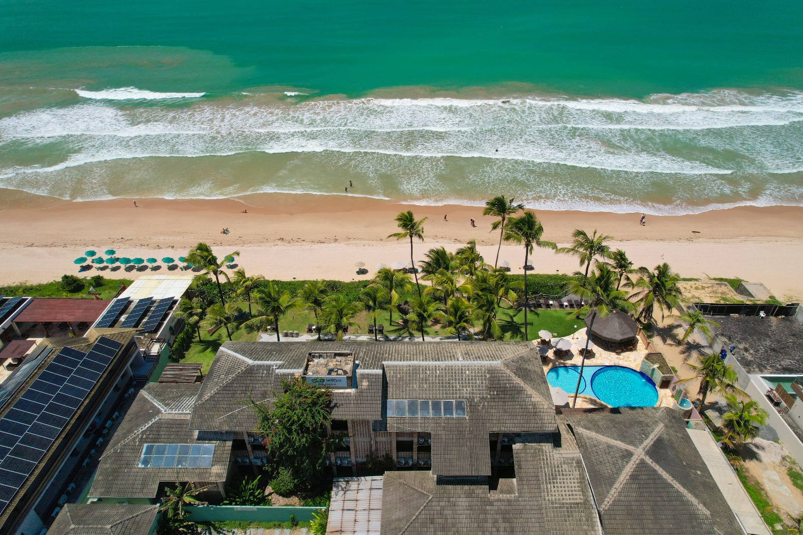 Vista aérea da Pousada Ecoporto à beira-mar com piscina e coqueiros