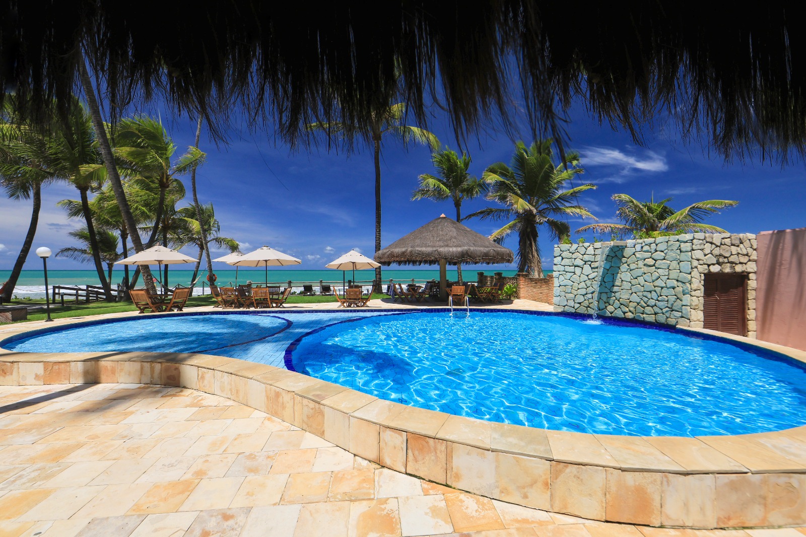 Piscina da Pousada Ecoporto com vista para o mar