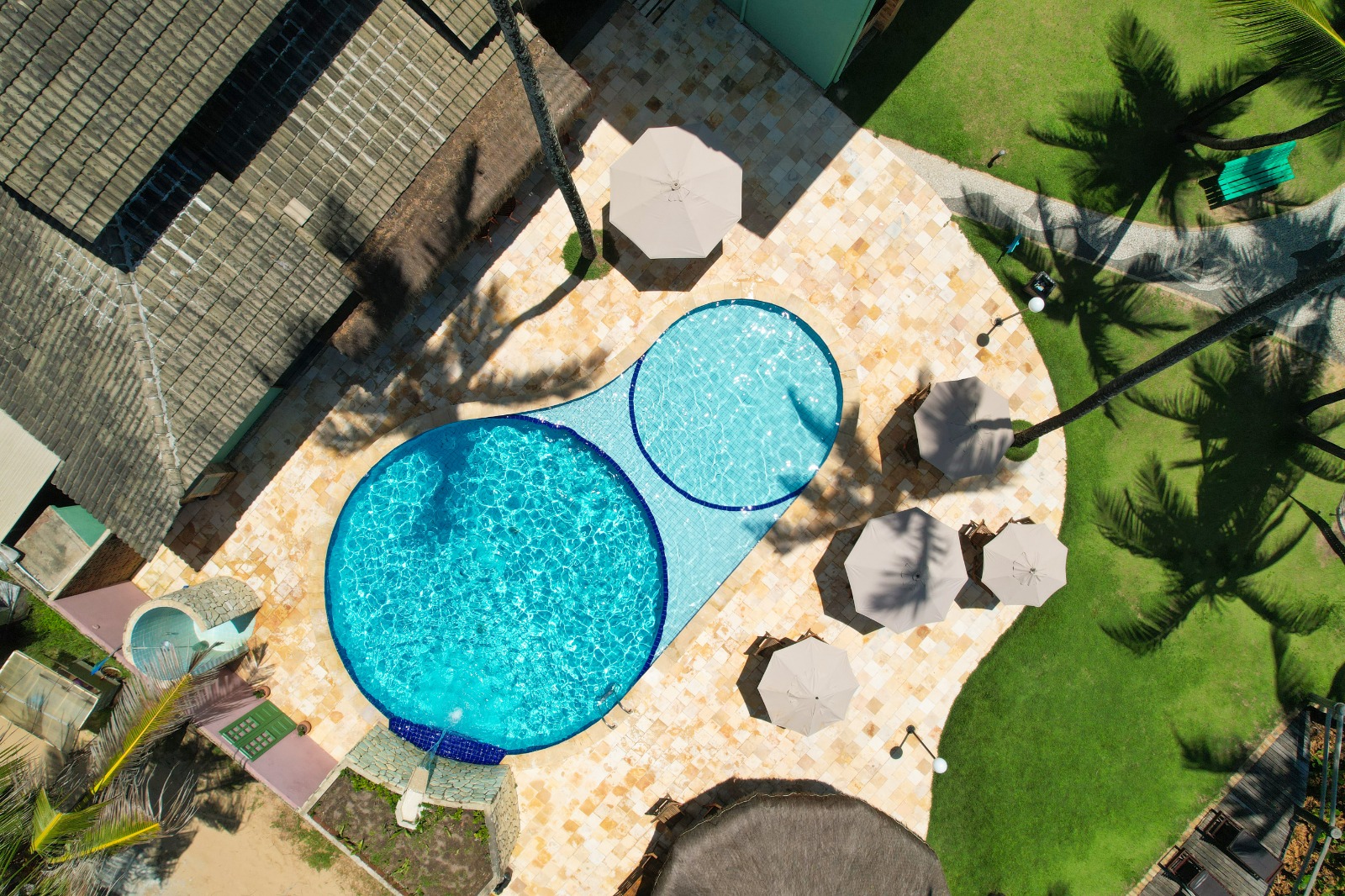 Piscina em formato de amendoim vista de cima