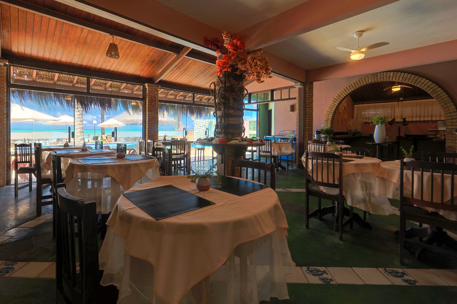Restaurante da pousada com vista para o mar