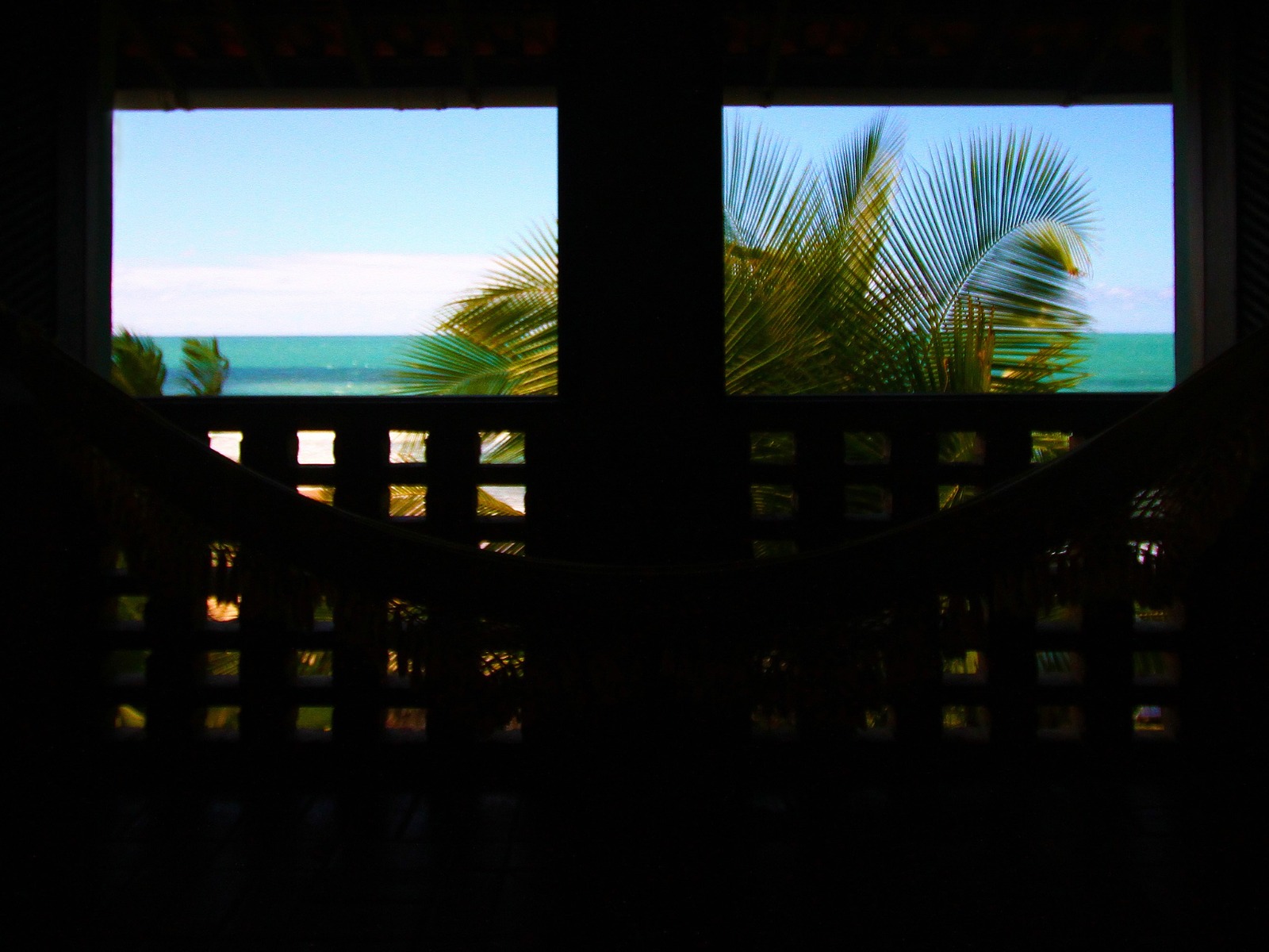 Vista do mar através das janelas do bangalô