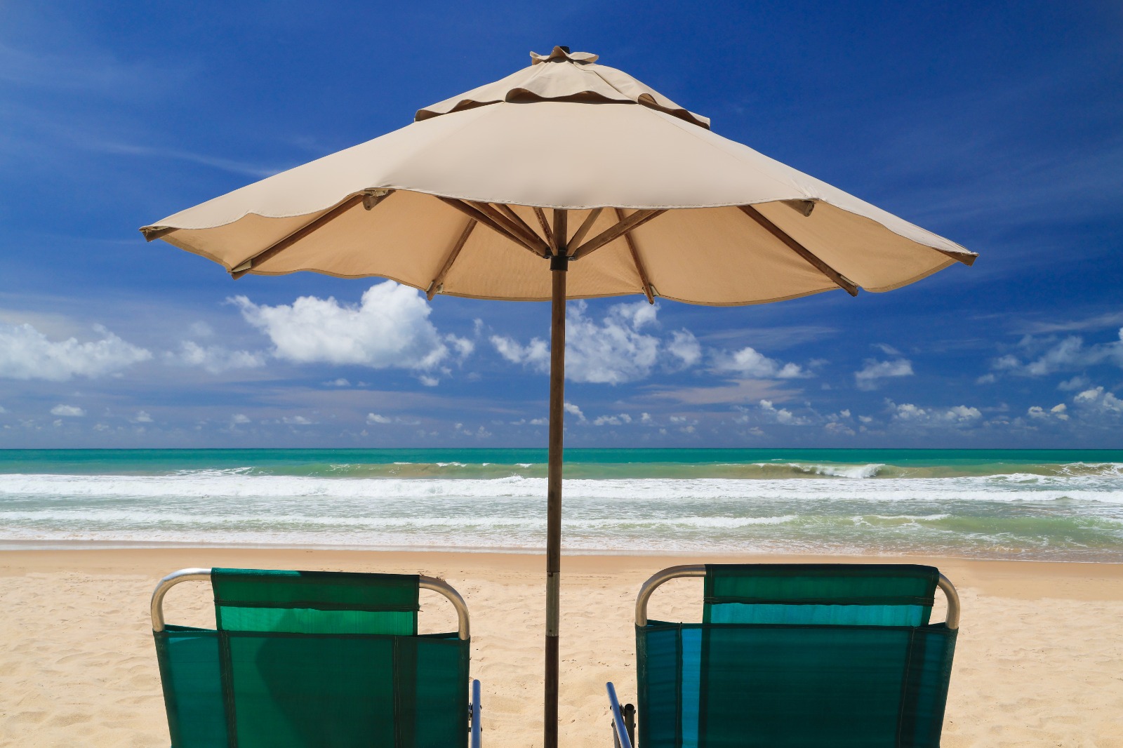Guarda-sol e cadeiras na praia