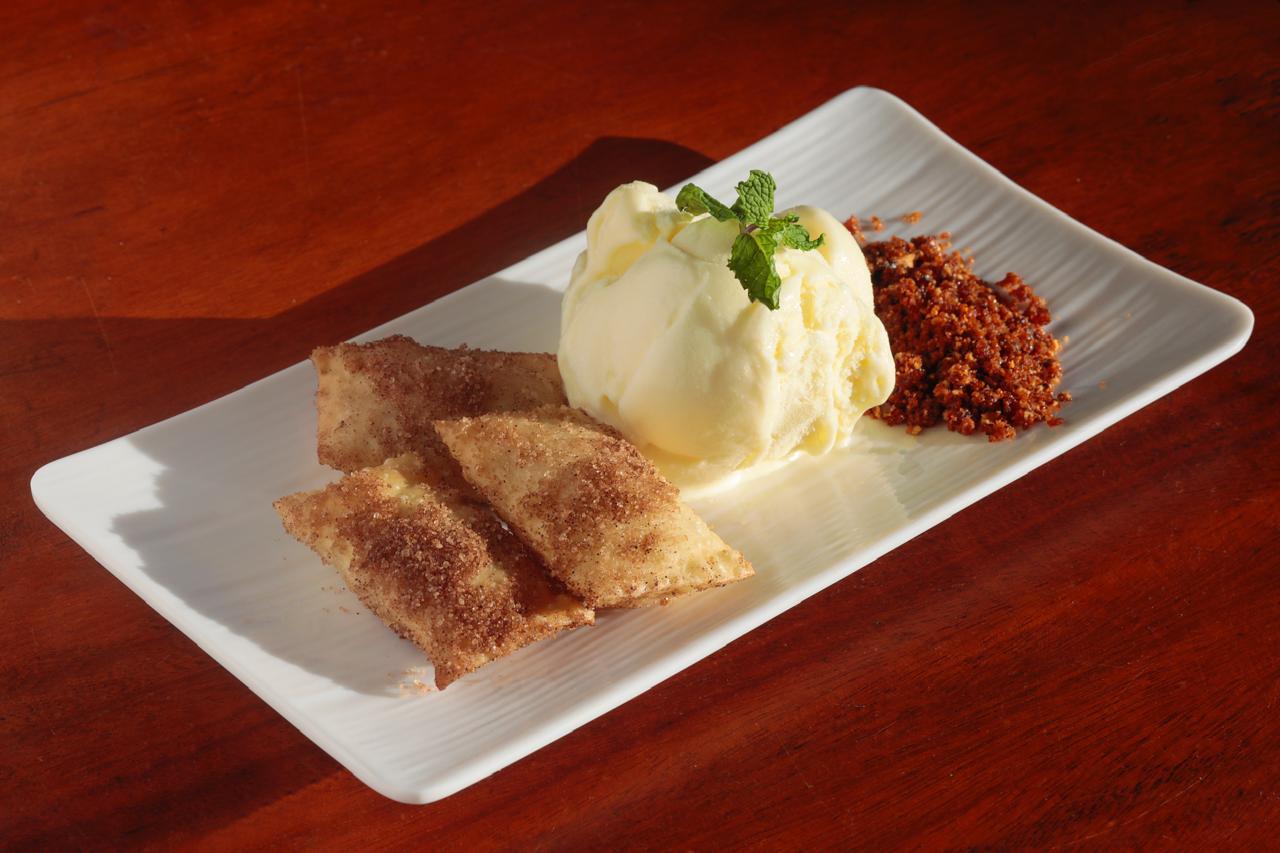 Pastéis doces com sorvete de creme
